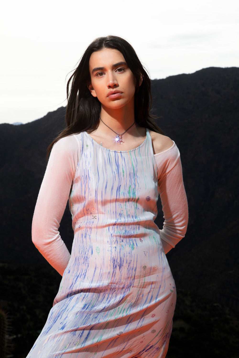 Vestido de seda con símbolos