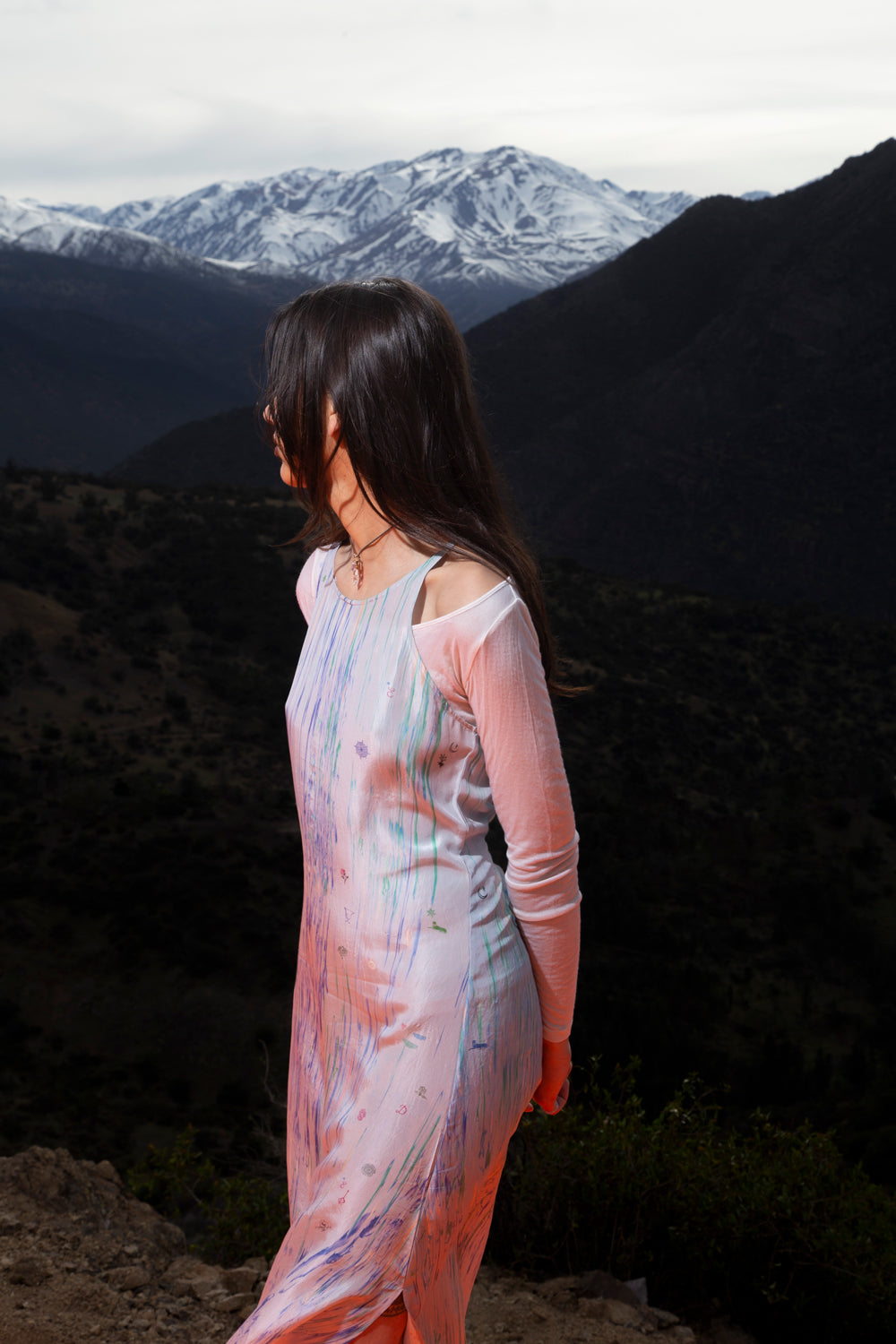 Vestido de seda con símbolos