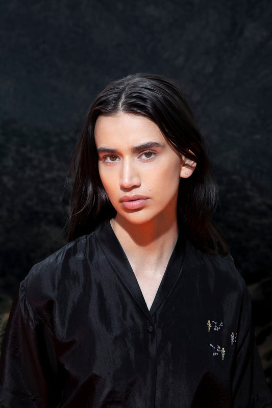 Blusa de seda bordada, negra