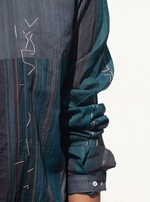 Camisa estampada y bordada a mano