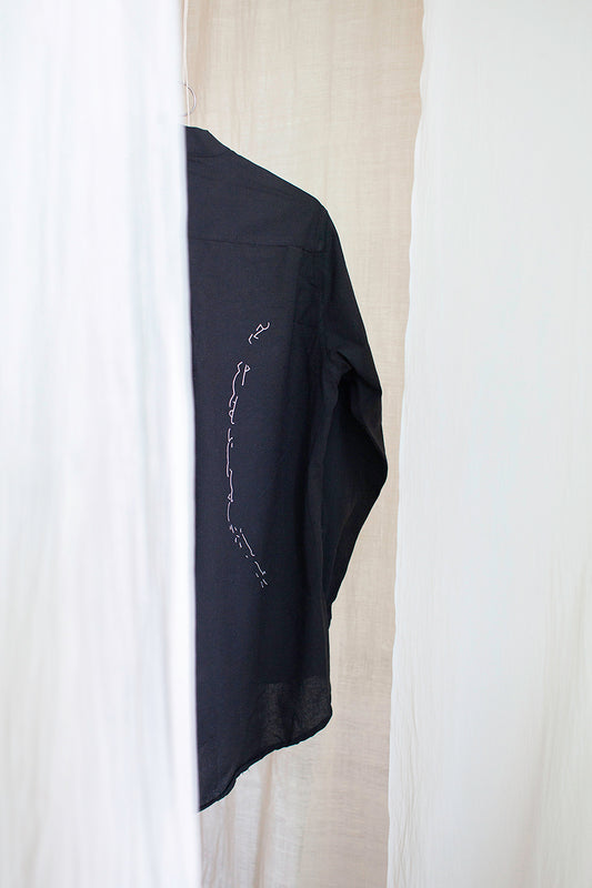 Camisa con código bordado a mano