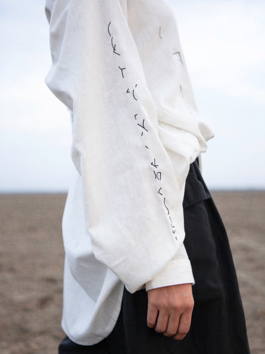 Camisa con código bordado a mano